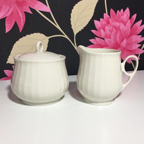 Beautiful Porcelain Tea Set - Picture 4 of 6